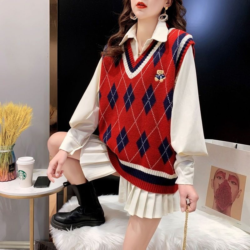 Winter Clothing Trends - Rompi Rajut Merah untuk Wanita Tanpa