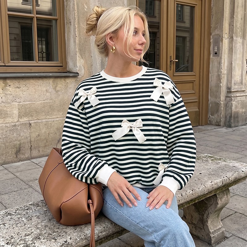 Sweatshirt Retro Bergaris Leng - Winter Clothing Types ulasan dan harga